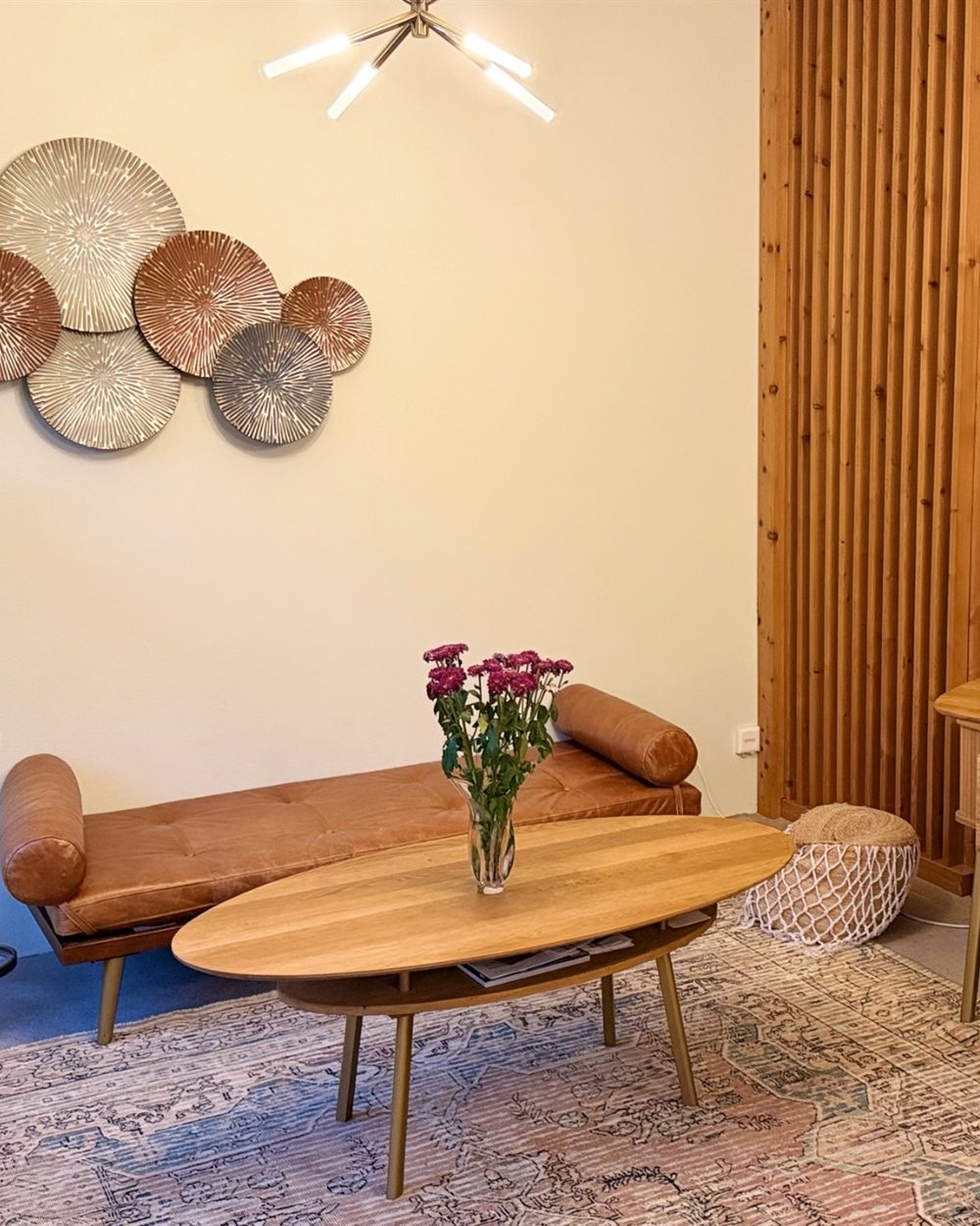 Recepción con sofá y pared de madera – Cuban Beauty Zürich
