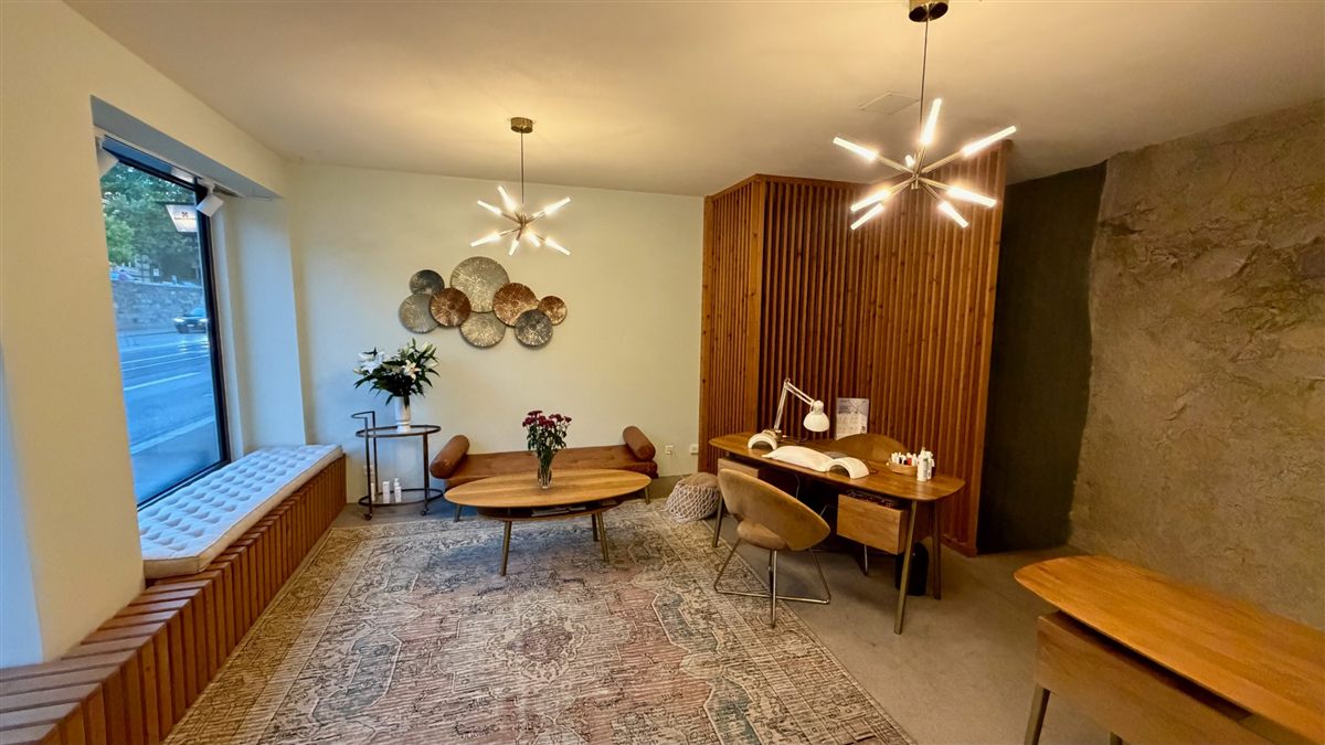 Salón con zona de espera junto a la ventana – Cuban Beauty Zürich