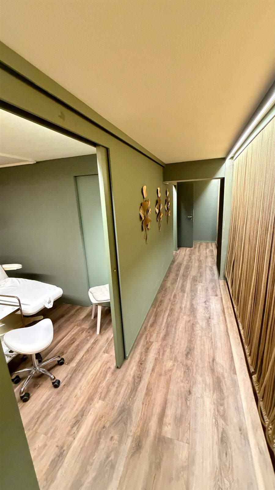 Pasillo hacia las cabinas – Cuban Beauty Zürich
