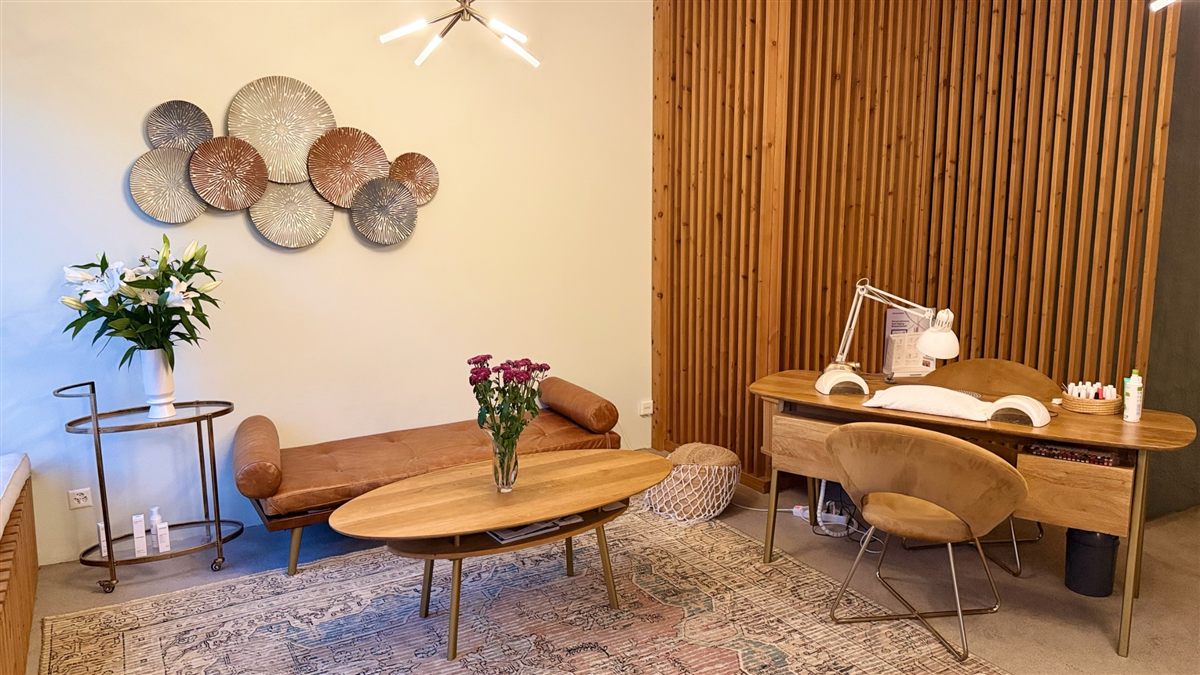 Recepción con sofá y pared de madera – Cuban Beauty Zürich