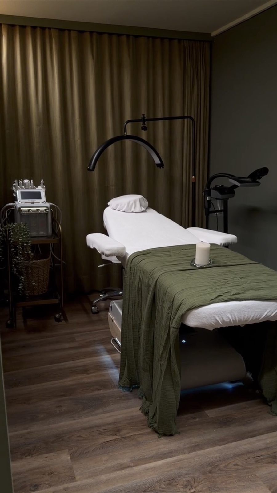 Cabina de tratamiento con cortinas – Cuban Beauty Zürich