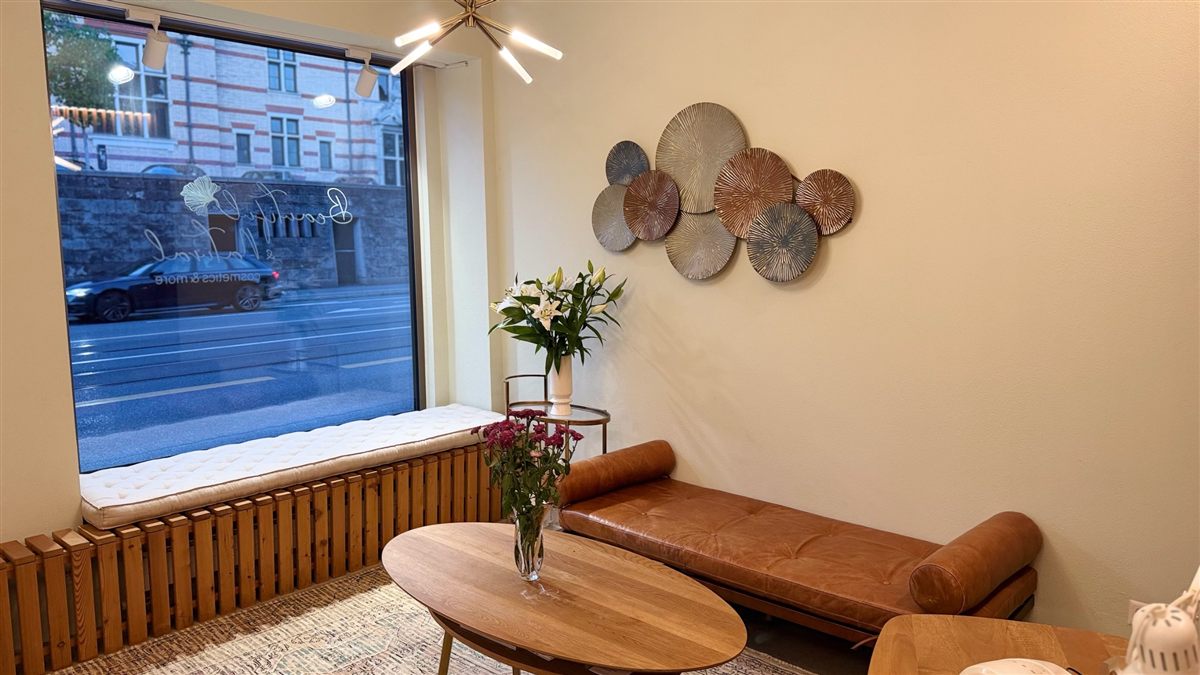 Zona de espera junto a la ventana – Cuban Beauty Zürich