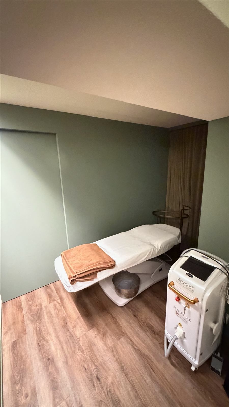 Nail stations with mirrors – Cuban Beauty Zürich