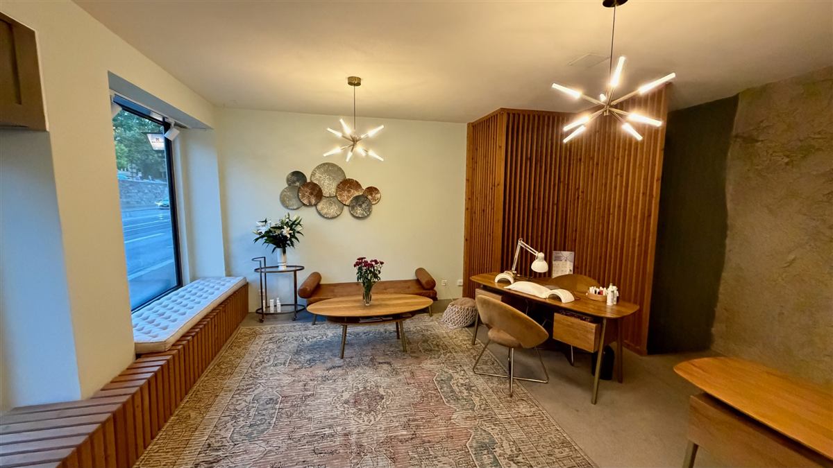 Work stations with wooden shelves – Cuban Beauty Zürich